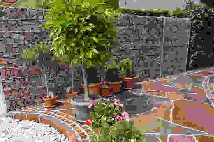 Pflanzgefäße vor einer Gabionen Sichtschutzwand PuroVivo Moderner Garten sichtschutz, garten, gartengestaltung, gartenidee, gabione, zaun, gartenzaun, gartenprojekt