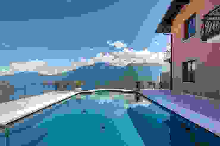 Le caratteristiche della piscina: Sfioro nascosto e rivestimento grigio Renolit Alkorplan Italia Piscina a sfioro PVC Grigio piscina color grigio scuro