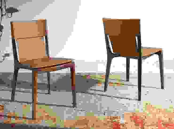 Cadeira estofada em couro reciclado cor conhaque em madeira maciça Chair upholstered in recycled leather cognac in solid wood FABIAT, Intense mobiliário e interiores Intense mobiliário e interiores Moderne Esszimmer Stühle und Bänke