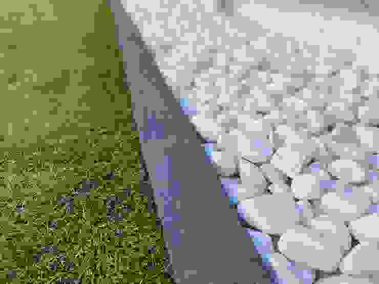 Garden with artificial grass and white pebbles separated by a slate border. Canteras el Cerro Garden Accessories & decoration Marble White