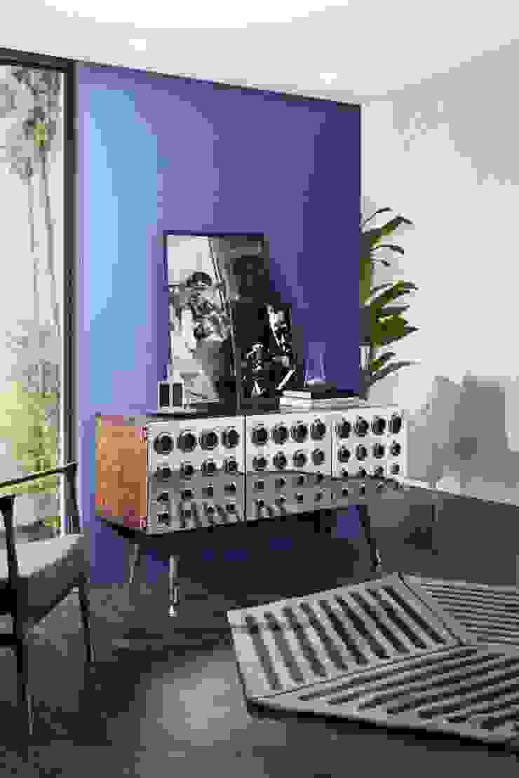 Oggettistica per casa moderna con blu indaco, Essential Home Essential Home Soggiorno moderno Blu Modern, Design, decor, luxury, decoration, craftsmanship, handmade, handcrafted, inspiration, sophisticated, details, chic, exclusive, interior design, mid-century style, contemporary, high-end, furniture, sideboard