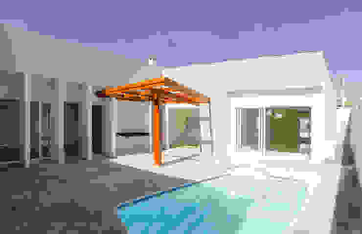 Sostenibilidad y elegancia _ Obra Nueva - Casa Unifamiliar, Luciane Gesualdi | arquitectura y diseño Luciane Gesualdi | arquitectura y diseño Modern Pool