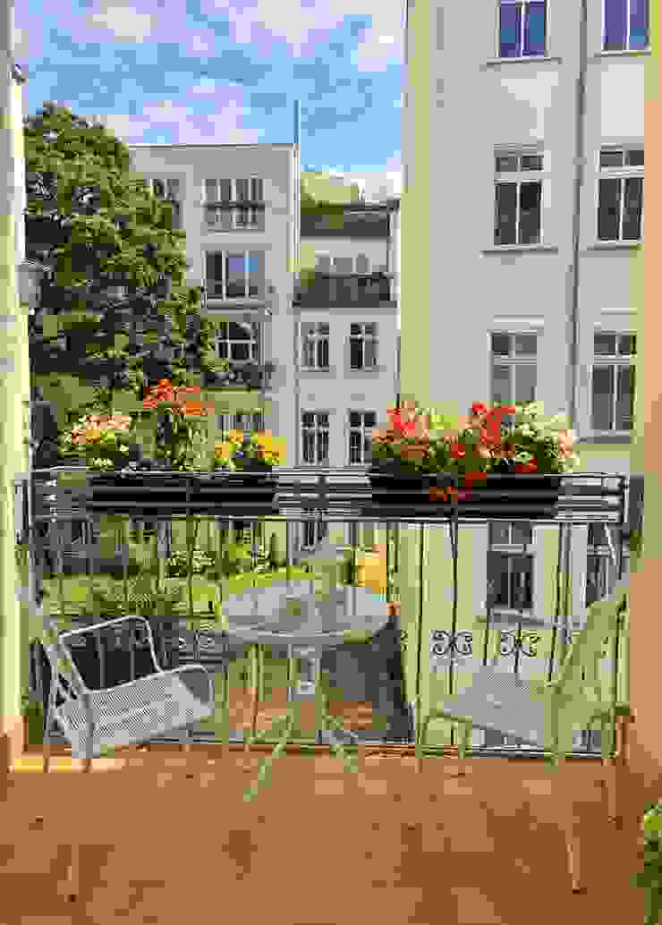 Moderne Wohnung- Berlin Mitte, ED INTERIOR DESIGN ED INTERIOR DESIGN Balkon Blume,Anlage,Gebäude,Fenster,Eigentum,Himmel,Möbel,Blumentopf,Tisch,Wolke