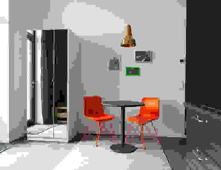 Mini Apartment in Berlin Berlin Interior Design Ausgefallene Esszimmer Möbel,Tabelle,Gebäude,Orange,Beleuchtung,Sessel,Holz,Innenarchitektur,Bodenbelag,Wohnzimmer