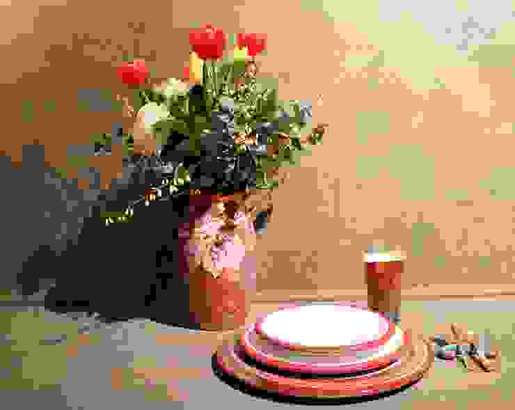 Tavola moderna in maiolica di Faenza Ceramiche Lega di Martina Scarpa Sala da pranzo moderna Ceramica Rosso