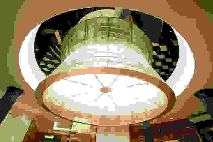 Bespoke chandelier in steel and beveled crystals above a reception desk, Moscow office Tognini Bespoke Furniture غرفة المعيشةإضاءة زجاج Transparent chandelier, custom made chandelier, transparent chandelier