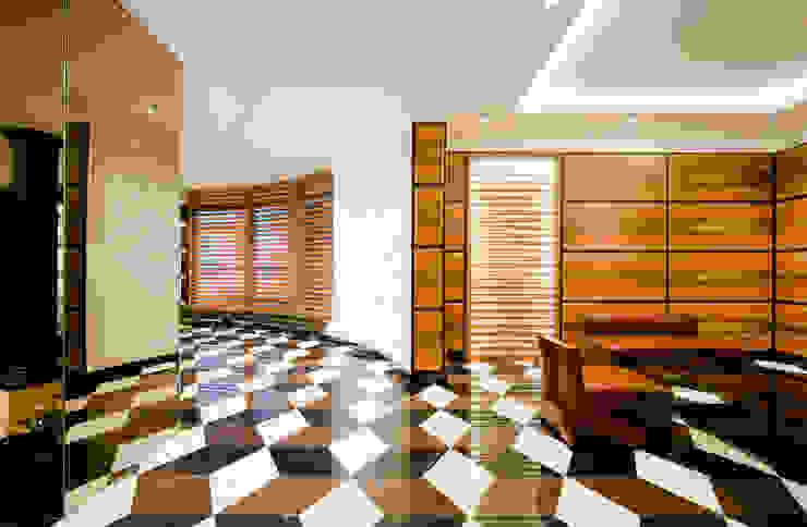 Walnut wood panels; white lacquered Boiserie with floral-themed inlays, Moscow office Tognini Bespoke Furniture Paredes y suelos de estilo ecléctico Madera Marrón Revestimientos de paredes y suelos