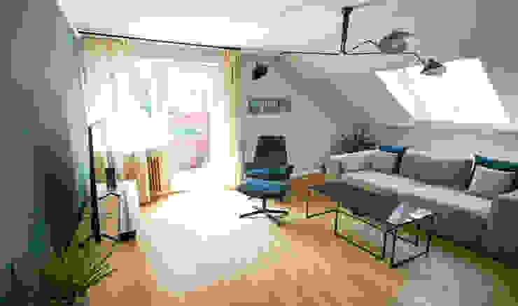 Blick in das völlig neue Wohnzimmer Tina-Madeleine Zähringer Moderne Wohnzimmer Wohnzimmer, JAB Anstoetz, Sessel, Samt, Bolia, Sofa, Cordsamt, beige, blau, Holzdielenboden, Mafi, Wandfarbe, Vorhang, Nobilis Fontan, Regalsystem, Eiche natur, Schreinerarbeiten, Kamin, Kaminofen, Fliese, ausgefallene Leuchten, Mid-Century