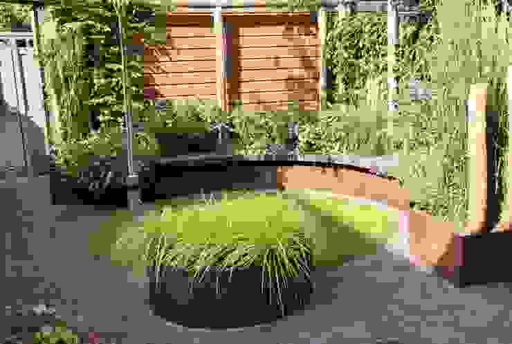 Een moderne, maar zeker sfeervolle achtertuin. Dutch Quality Gardens, Mocking Hoveniers Moderne tuinen Plant,Plantkunde,Weg oppervlak,Natuurlijk landschap,Gras,Rechthoek,vegetatie,Metselwerk,muur,Landschap