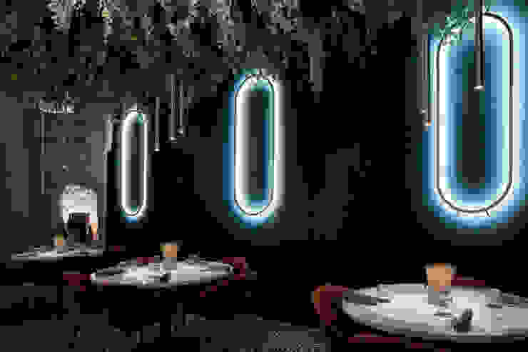 Kompozycja lamp aplikacyjnych i lamp wiszących wykonana na zamówienie ze szczotkowanego mosiądzu Tognini Bespoke Furniture Powierzchnie komercyjne Matal Złoty lampy aplikacyjne, krzesła, stoły, restauracja,Pomieszczenia biurowe i magazynowe