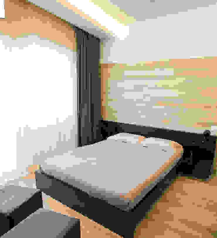 Restyling della camera da letto Spazio 14 10 Camera da letto minimalista Legno Bianco restyling, progettazione, condizionatore scomparsa, camera da letto, rivestimento legno, tende, gres effetto legno