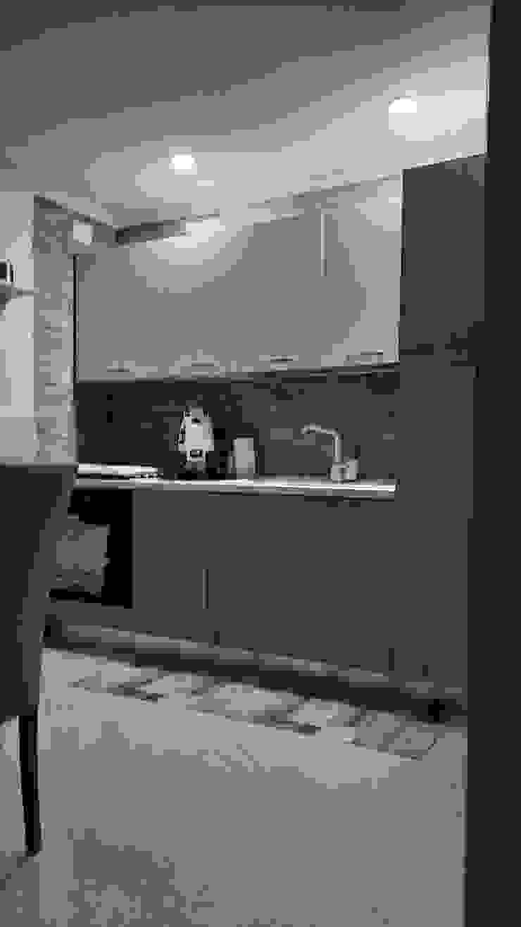 Monolocale di 17 mq realizzato a Napoli, Quartieri Spagnoli., ELLEBI S.r.l.s ELLEBI S.r.l.s Kleine Küche Holznachbildung