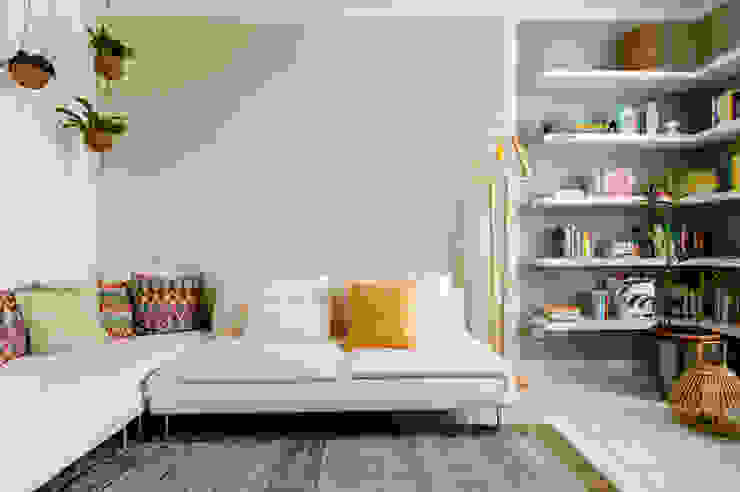 Il living: nuova gestione degli spazi e relooking, Gilardi Interiors on Staging Gilardi Interiors on Staging Moderne Wohnzimmer Fliesen Mehrfarbig