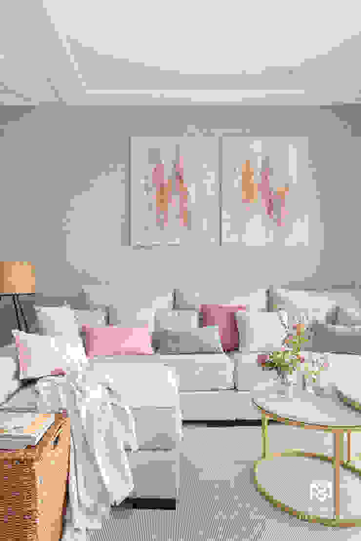 Salón con colores pasteles armónico María Del Valle Interior Staging Comedores de estilo moderno Verde salón-sofá-blanco-cojines-diferentes-tamaños-colores-textiles-patrones-techo-escayola-molduras-arte-abstracto