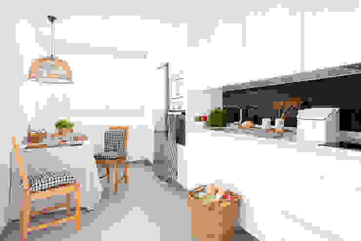 Cocina con mesa de desayuno María Del Valle Interior Staging Cocinas de estilo moderno cocina-mesa-de-diario-textiles-vichy-blanca-sin-jaladores-madera-blanca-electrodomésticos-de-acero-inoxidable-sillas-de-madera-lampara-de-techo-pantalla-de-fibras-naturales-mimbre