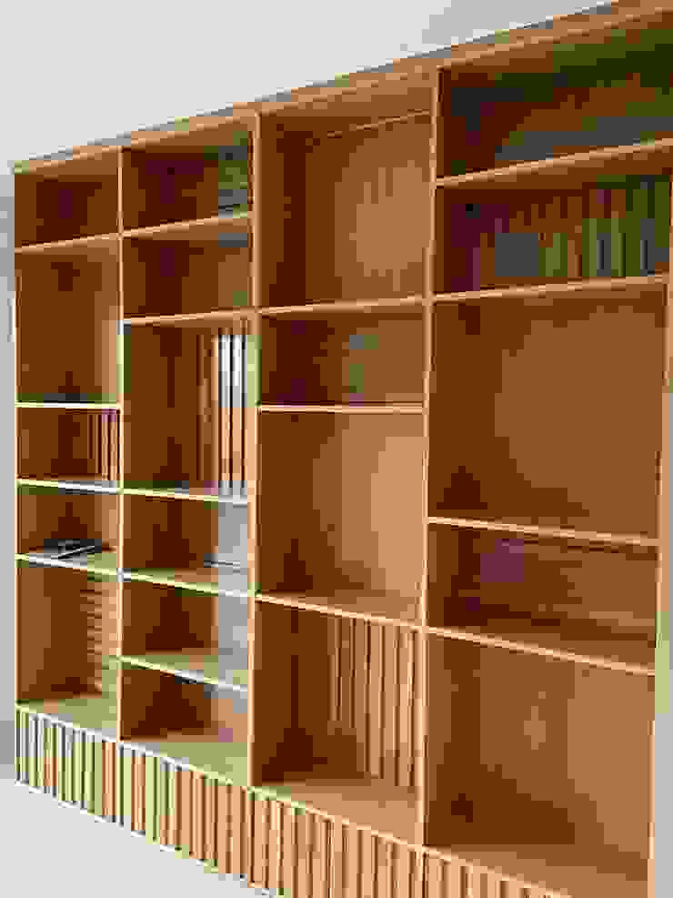 Librería de roble para despacho Fucking Wood Estudios y despachos de estilo moderno Madera maciza Acabado en madera Librería, librería roble, despachos, librería iluminada, librería a medida, oak,Armarios y estanterías