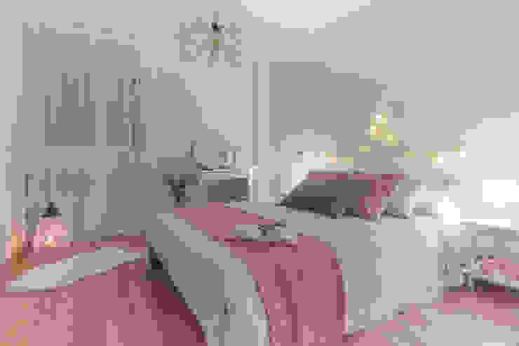 Dormitorio en Aluche The Open House Dormitorios de estilo escandinavo dormitorio doble, cama doble, estilo romántico, decorar con rosa, decoración piso pequeño, economía del espacio, hogar luminoso, decoración Madrid, marketing inmobiliario, Home Stager.