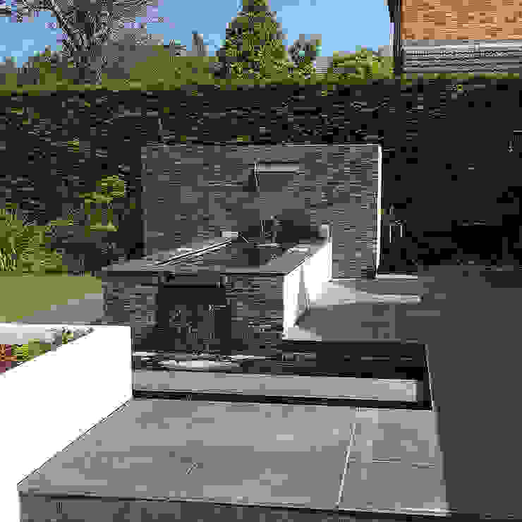 Contemporary Garden with Swimming Pool, Lush Garden Design Lush Garden Design Mode garden Water feature