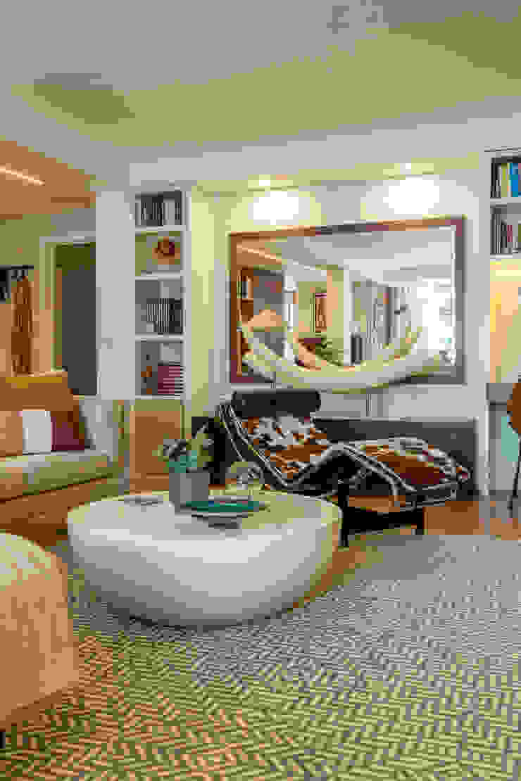 Sala de estar - Apartamento Canela - SHI Studio Interior Design ShiStudio Interior Design Salas de estar modernas shistudio,shi studio, porto, portugal, decoração interiores, apartamento, sala de estar, sofá, candeeiro, mesa de apoio, espelho, cadeirão
