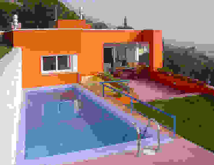Vivienda unifamiliar con piscina en Premià de Dalt Xavier Llagostera, arquitecto Casas unifamilares Hormigón Naranja Minimalista, contemporàneo,bello.