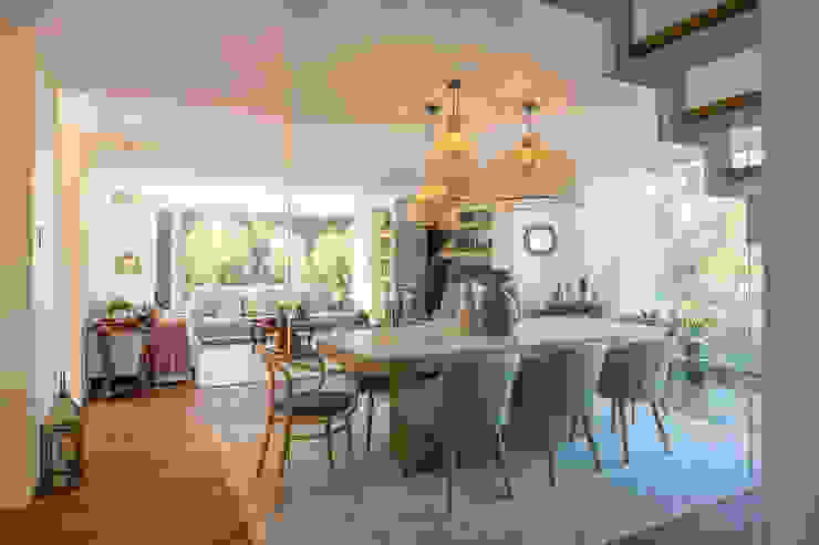 Sala de jantar - Casa em Moledo - Shi Studio Interior Design ShiStudio Interior Design Salas de jantar modernas projeto; casa; shistudio; shi studio; porto; portugal; matosinhos; design, decoração, sala de jantar, mesa de jantar, cadeiras, candeeiro