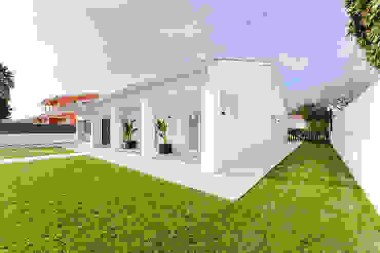 Remodelação de Moradia Unifamiliar, Triplo Conceito, arquitetura & design de interiores Triplo Conceito, arquitetura & design de interiores Eclectic style houses White