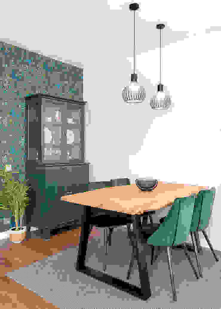 PROYECTO REFORMA Y EQUIPAMIENTO DE VIVIENDA MIREN RUIZ INTERIORISMO Comedores de estilo clásico Mesa,Mueble,Propiedad,Planta,Edificio,Verde,Silla,Madera,Encendiendo,Diseño de interiores