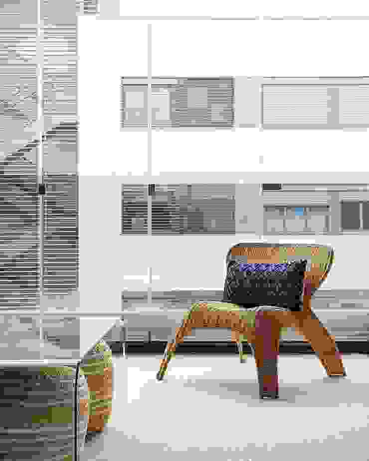 Colorido y tranquilidad Banana Home Agency Salones de estilo ecléctico