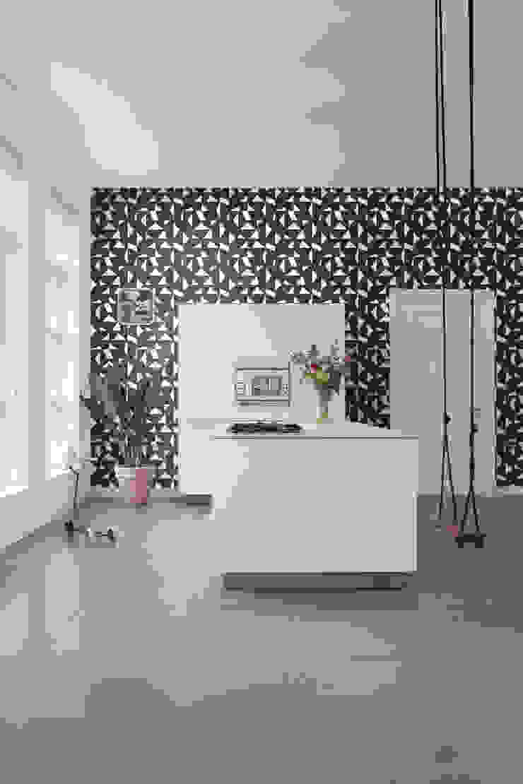 Black & White with a splash of gold van ESTAhome ESTAhome.nl Moderne muren & vloeren Plant, Gebouw, Hout, Interieur ontwerp, Vloer, Vloeren, Bloempot, Rechthoek, Kamerplant, Kunst