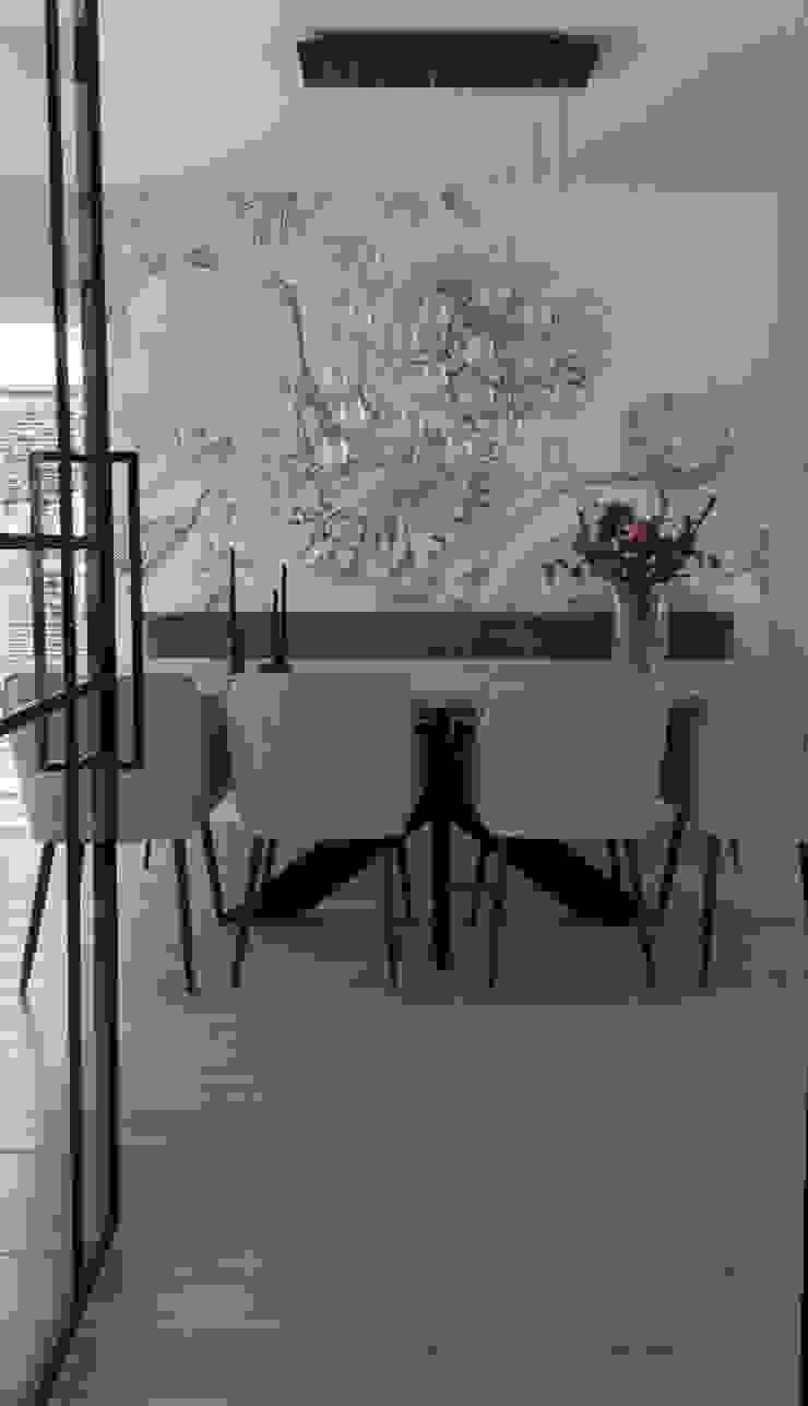 Interieuradvies vrijstaand huis Lelystad Studio Annika Moderne woonkamers Tafel, Meubilair, Eigendom, Plant, Stoel, Venster, Hout, Interieur ontwerp, architectuur, Takje