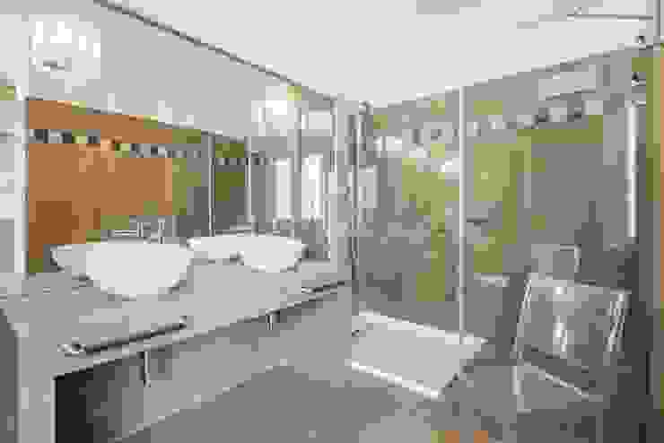 Reforma de baños Consolidaciones y Contratas - Empresa constructora Baños de estilo clásico Espejo, Tocar, Arreglo de tubería, Pileta, Mueble de baño, Lavabo del baño, Puerta de la ducha, Alcachofa de la ducha, Edificio, Baño