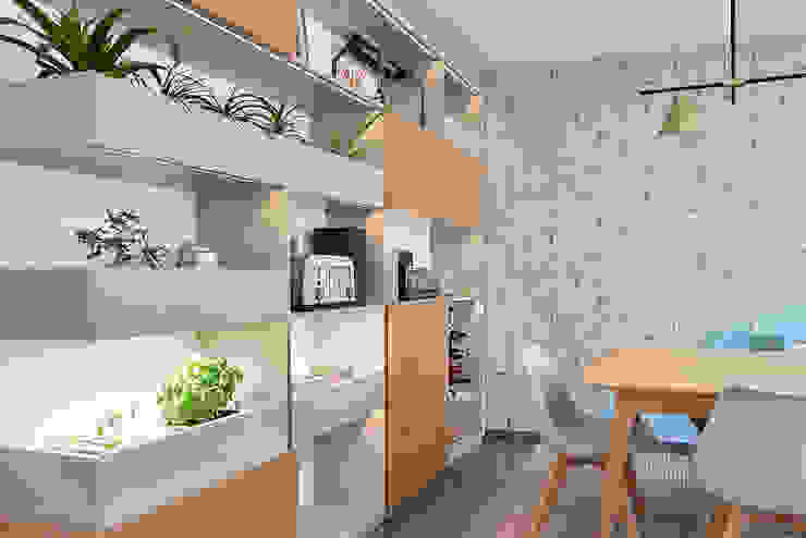 História e Modernidade - Um apartamento nas Avenidas Novas Spacemakers Armários de cozinha Verde cozinha,estante,papel de parede,refeições,kitchen,mesa,garrafeira
