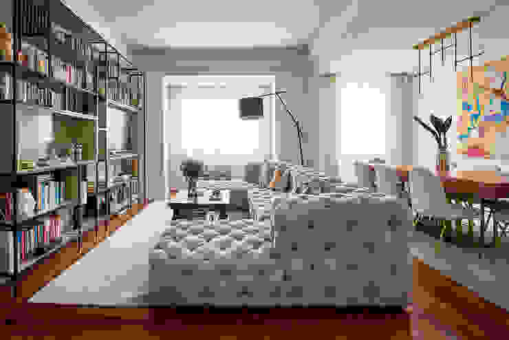 História e Modernidade - Um apartamento nas Avenidas Novas Spacemakers Salas de estar modernas Multicolor sala,sofá,estante,sala de estar,living room,TV,Estante
