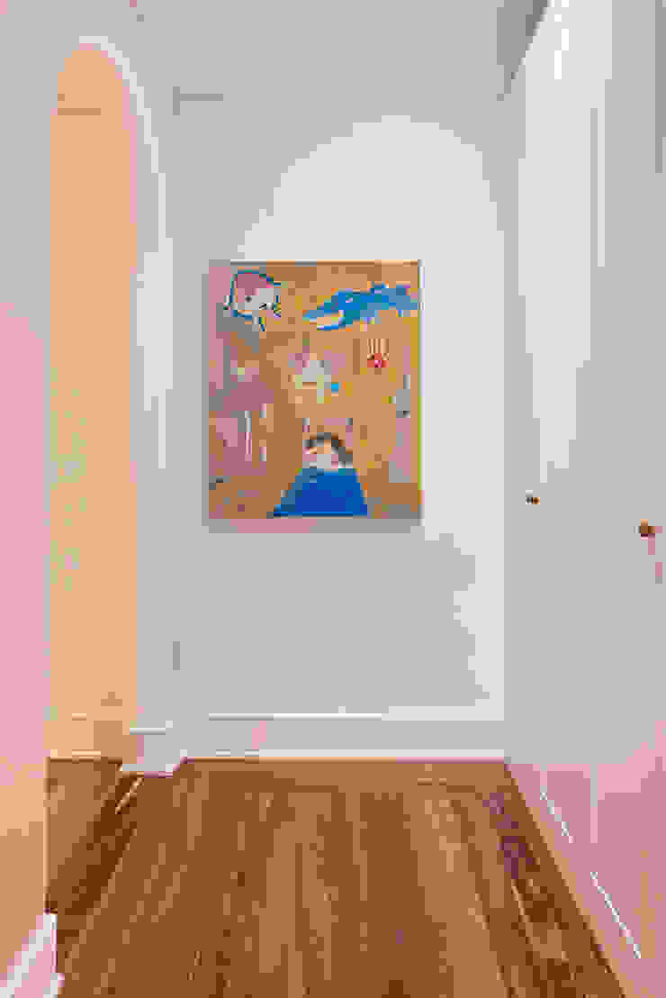 História e Modernidade - Um apartamento nas Avenidas Novas Spacemakers Corredores, halls e escadas modernos Madeira Multicolor corredor,artwork,arte,quadro,roupeiro,armário,closet