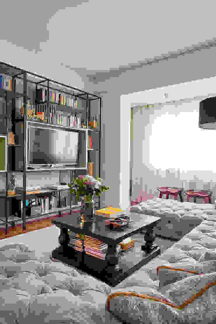 História e Modernidade - Um apartamento nas Avenidas Novas Spacemakers Salas de estar modernas sala de estar,sala,sofa,estante,móvel TV,living room,Flores,livros