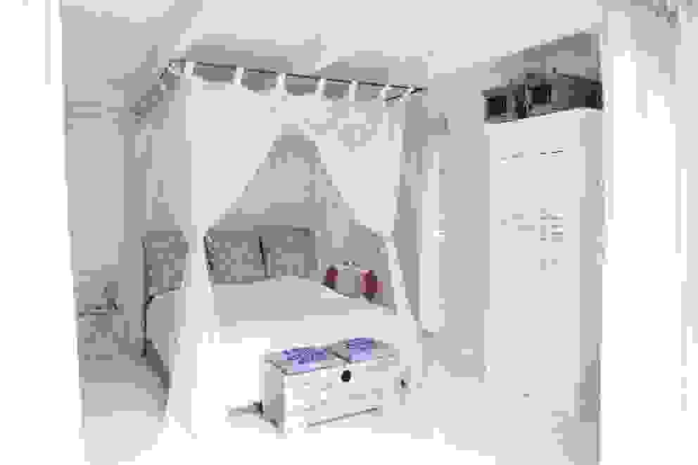 Haus Witzhave, raphaeldesign raphaeldesign Mediterrane Schlafzimmer Gebäude,Möbel,Möbel,Kompfort,Schublade,Bettrahmen,Fenster,Holz,Kopfkissen,Haus