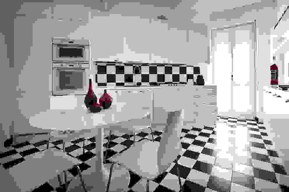 Appartamento fuori milano, Raffaella Alessandra Calzoni Raffaella Alessandra Calzoni Moderne Küchen Weiß Tische und Sitzmöbel
