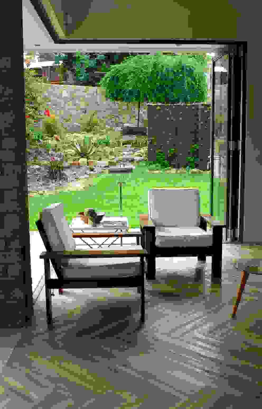 inside or outside? Human Voice Architects Living room