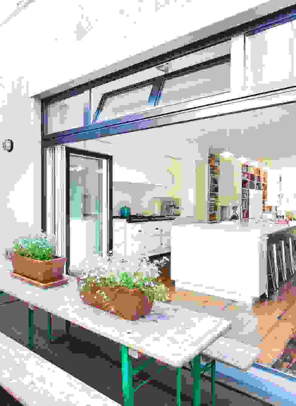 Best Kitchen Space - Professional - Lorraine Bonaventura Remodelista Design Awards Finalist 2017 Please vote for us daily until Aug 4 on Remodelista.com Lorraine Bonaventura Architect آشپزخانه White