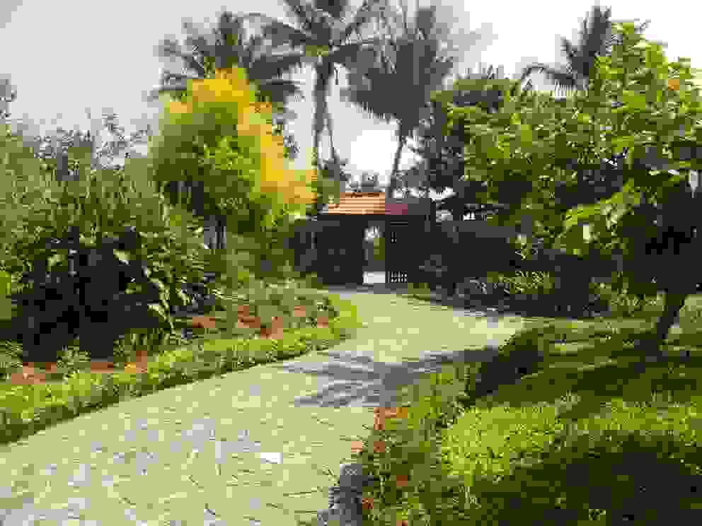 Karne Farmhouse , Baghorama Landscape Architects Baghorama Landscape Architects Front yard Stone Grey