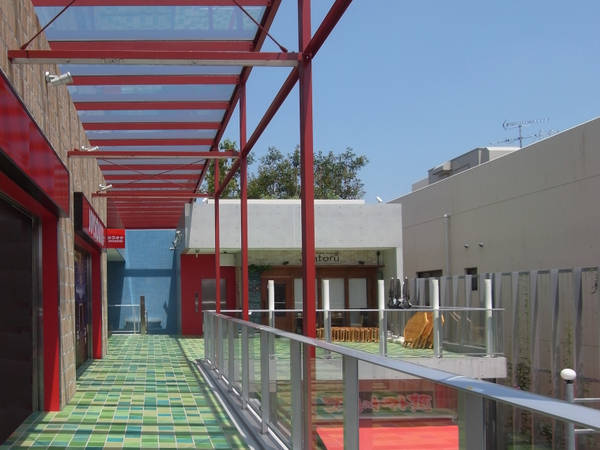 通り抜け通路のある建物 Homify