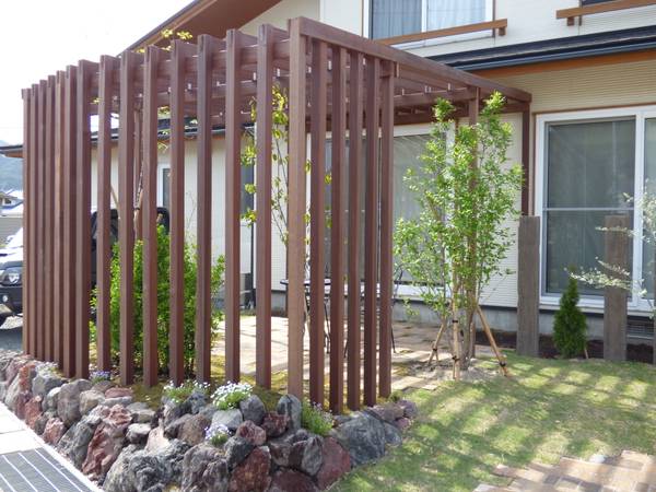 ウリン材を使用したパーゴラのあるおしゃれなお庭 エクステリア ガーデンデザイン専門店 エクステリアモミの木 Homify