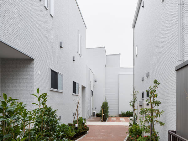 中庭のテラスハウス 東京都足立区 Homify 中庭のテラスハウス 東京都足立区 Homify