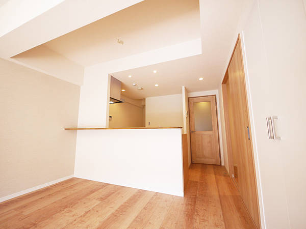 キッチン裏に隠れたパントリーがある家 Homify キッチン裏に隠れたパントリーがある家 Homify