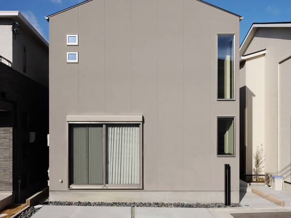 東南向きの3 5間間口 三角屋根のシンプルモダンハウス Homify