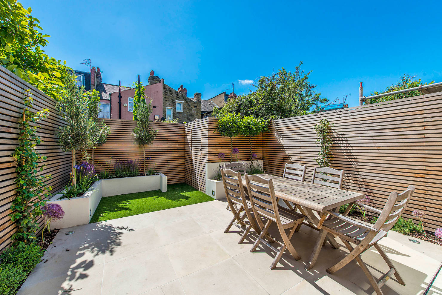 Garden fencing for nosey neighbours in stylish ways