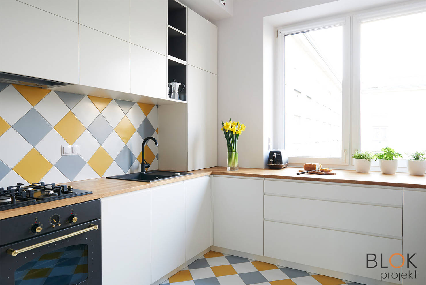 На фото - 10 лайфхаков для дизайна крохотной кухни в квартире
				