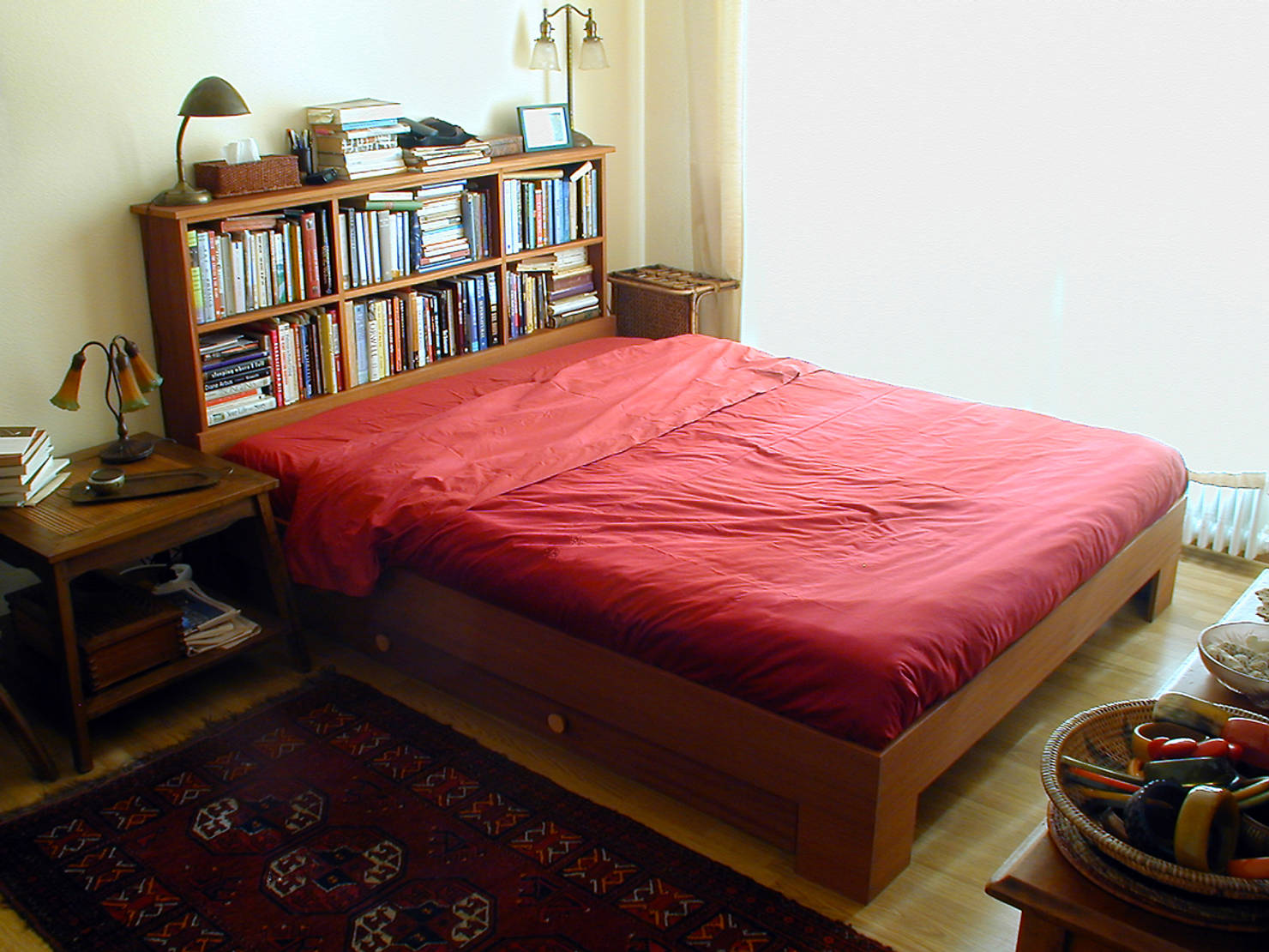 Кровати с шикарным изголовьем, которые украсят вашу спальню- фотографии
				