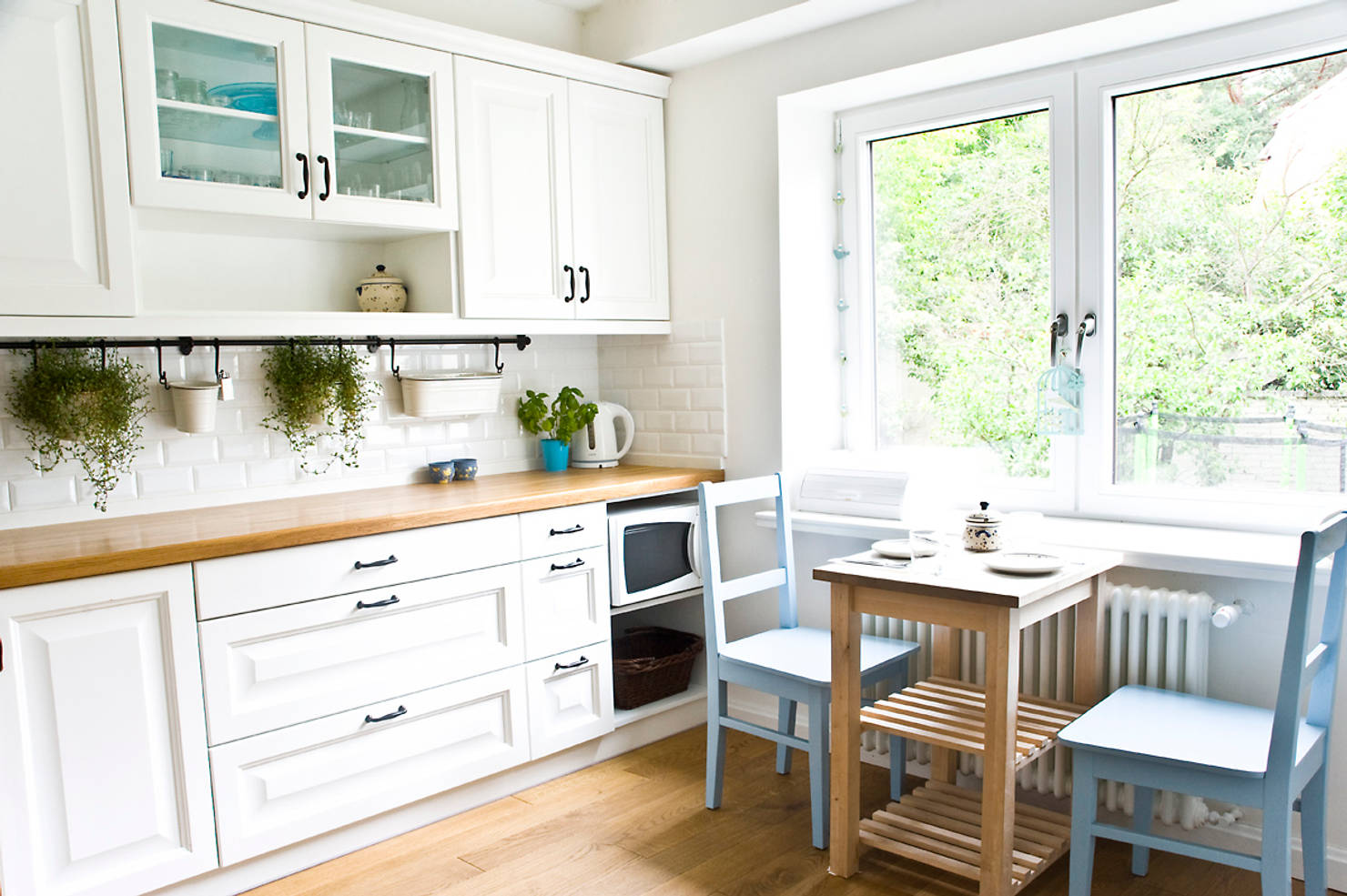 На фото - 10 лайфхаков для дизайна крохотной кухни в квартире
				