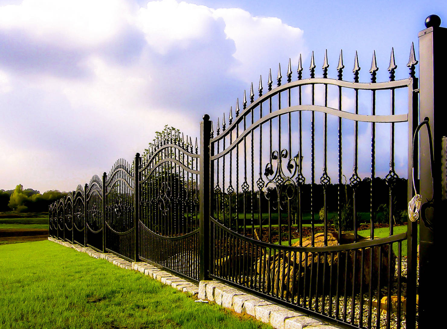 Большой и высокий черный кованый забор для участка